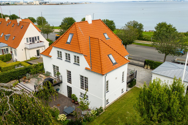 Patriciervilla med havudsigt