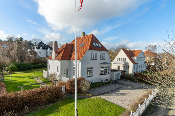 Patriciervilla med havudsigt