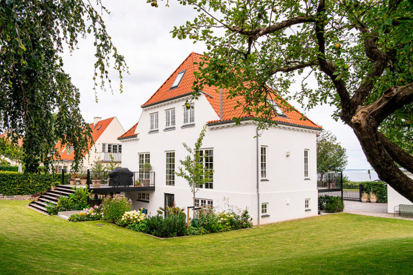 Patriciervilla med havudsigt